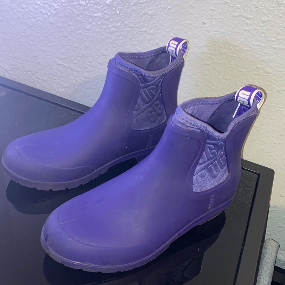 UGG Purple rubber boots size 6.5 barely worn